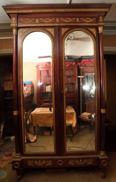 Importante ARMOIRE en acajou ouvrant à deux...