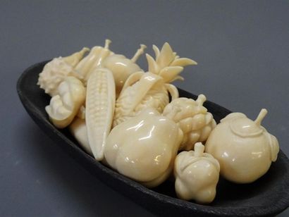 Lot de fruits en ivoire sculpté vers 1920,...