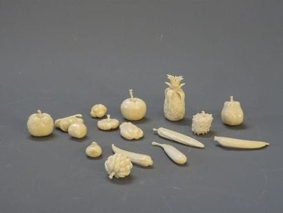 Lot de fruits en ivoire sculpté vers 1920,...