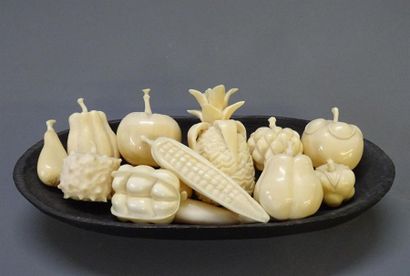 Lot de fruits en ivoire sculpté vers 1920,...