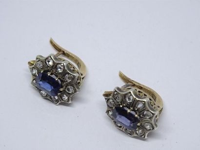Paire de boucles d'oreille en or serties...