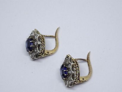 Paire de boucles d'oreille en or serties...