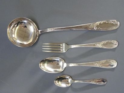 Ménagère en métal argenté de style rocaille...