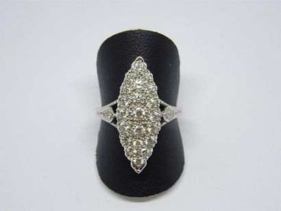 Bague marquise en or gris, pavage de diamants.
TDD...