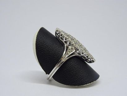 Bague marquise en or gris, pavage de diamants.
TDD...