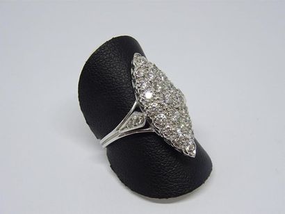 Bague marquise en or gris, pavage de diamants.
TDD...