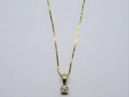 Chaine en or 750 °/00 petit pendentif orné...
