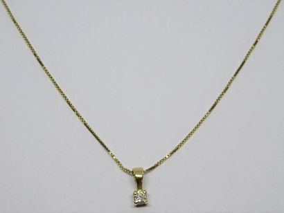 Chaine en or 750 °/00 petit pendentif orné...