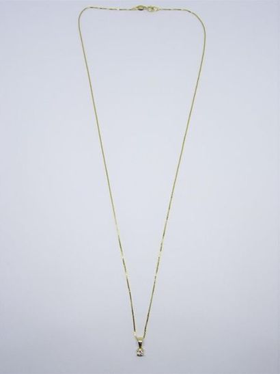 Chaine en or 750 °/00 petit pendentif orné...