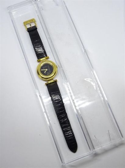 FENDI:Montre de dame en métal doré, bracelet...