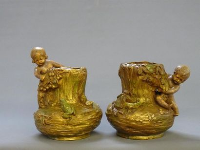 Paire de vases en terre cuite patinée à décor...