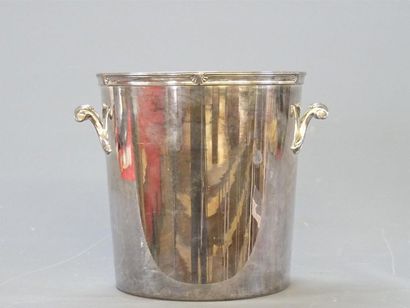 ERCUIS Seau à champagne à décor de coquilles.
H:...