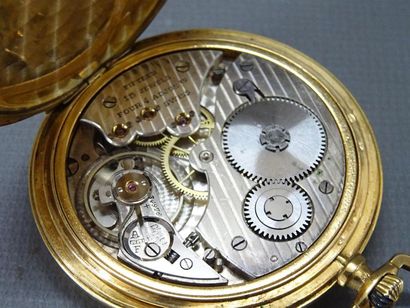 MOVADO 
Montre de gousset plate en or jaune...