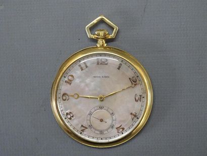 MOVADO 
Montre de gousset plate en or jaune...