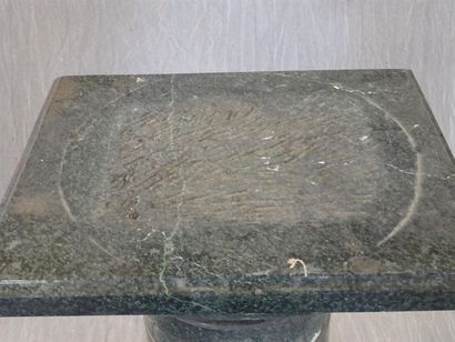 Importante colonne de présentation en marbre...