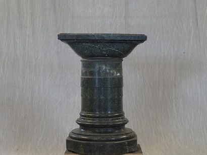 Importante colonne de présentation en marbre...