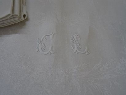 Grande nappe et dix-huit serviettes en coton...