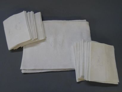 Grande nappe et dix-huit serviettes en coton...