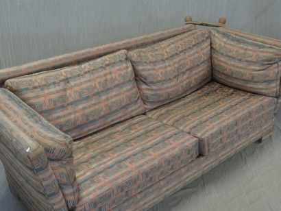 Maison SCHWARTZ
Canapé recouvert de tissu...