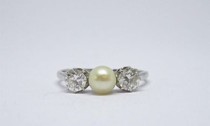 Bague en or gris 750°/00 sertie d'une perle...