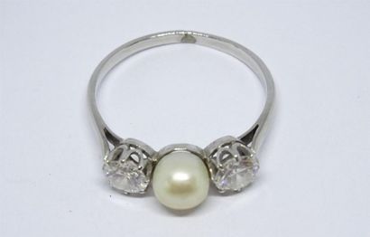 Bague en or gris 750°/00 sertie d'une perle...