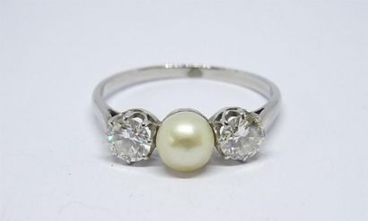 Bague en or gris 750°/00 sertie d'une perle...
