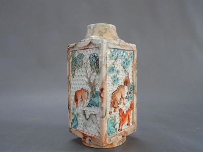Vase porcelaine de Chine à décor de daims...