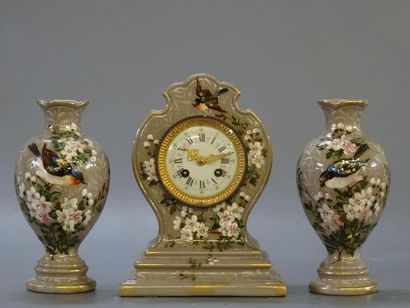 Garniture en faïence de Longwy comprenant...