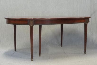 Table ovale en bois teinté acajou de style...
