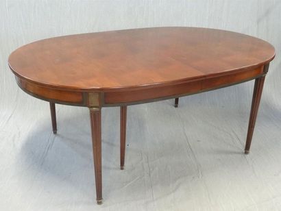 Table ovale en bois teinté acajou de style...