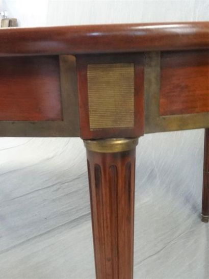 Table ovale en bois teinté acajou de style...