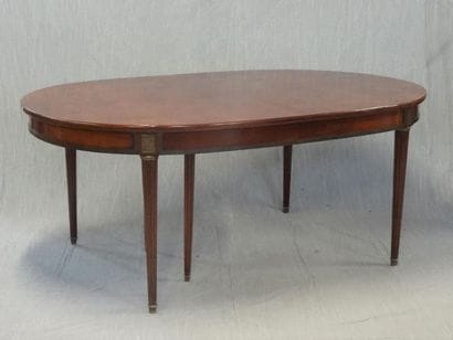 Table ovale en bois teinté acajou de style...