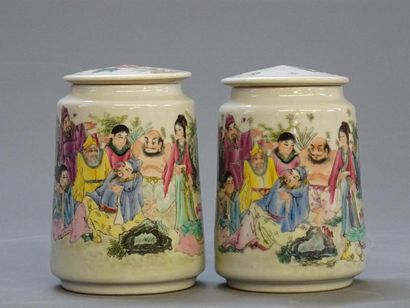Paire de pot couvert en porcelaine de Chine...