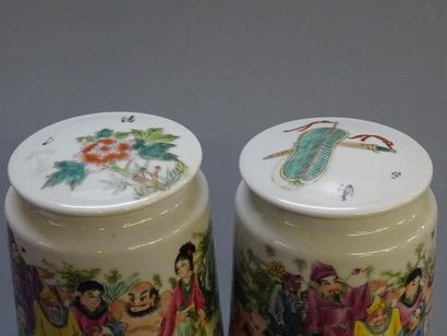 Paire de pot couvert en porcelaine de Chine...