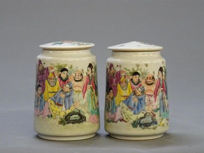 Paire de pot couvert en porcelaine de Chine...