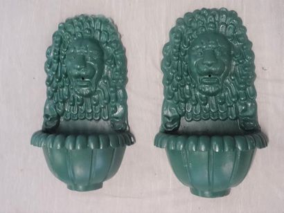 Paire de fontaines en fonte peinte en vert...