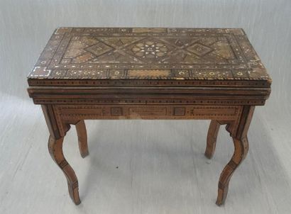 Table à jeux en marqueterie, le plateau se...