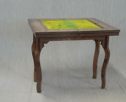Table à jeux en marqueterie, le plateau se...