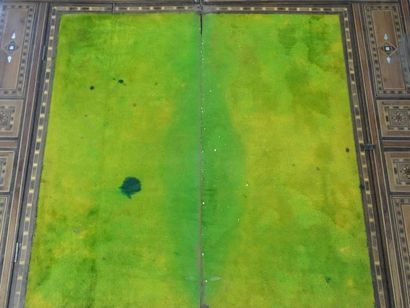 Table à jeux en marqueterie, le plateau se...