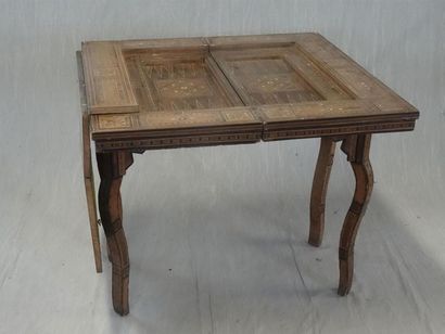 Table à jeux en marqueterie, le plateau se...