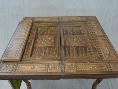 Table à jeux en marqueterie, le plateau se...