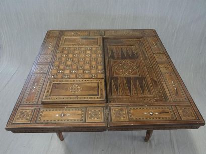 Table à jeux en marqueterie, le plateau se...