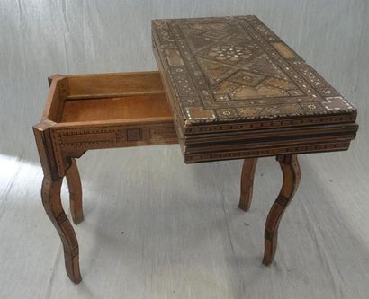 Table à jeux en marqueterie, le plateau se...