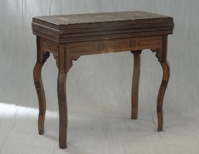 Table à jeux en marqueterie, le plateau se...