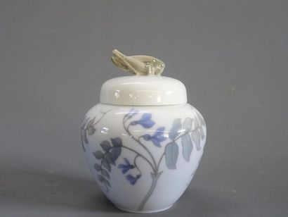 ROYAL COPENHAGUE
Vase en porcelaine à décor...