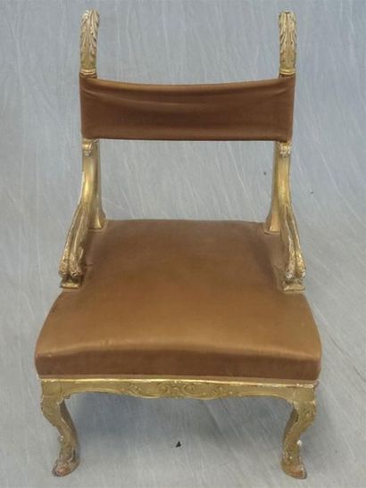 Fauteuil en bois doré XIXe style Louis XV
Accotoirs...