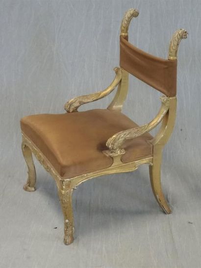 Fauteuil en bois doré XIXe style Louis XV
Accotoirs...