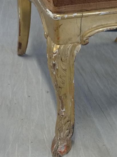 Fauteuil en bois doré XIXe style Louis XV
Accotoirs...