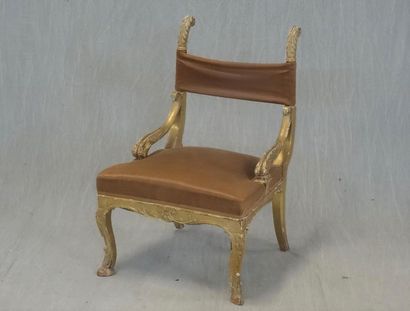 Fauteuil en bois doré XIXe style Louis XV
Accotoirs...