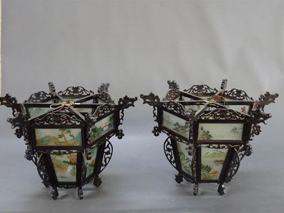 Paire de lanternes en bois laqué et plaques...